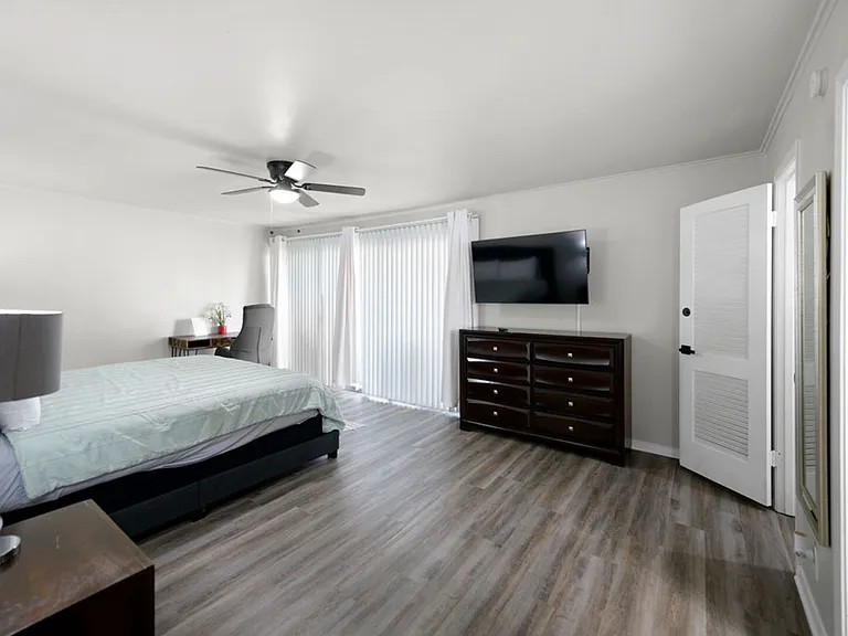 E Avenue J — Photo 13