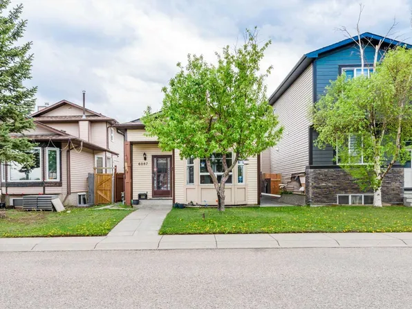 6087 Martingrove Rd NE, Calgary, AB T3J 2S8