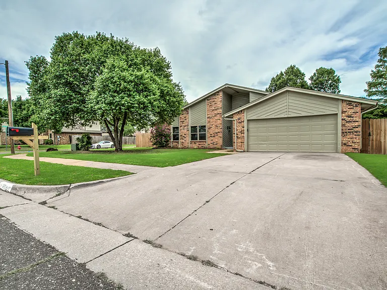 2809 Countrywood Ln — Photo 1