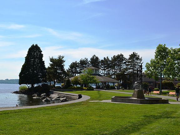 Only Minutes from Marina Park!