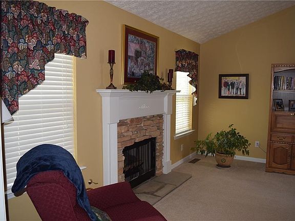 5th image of 145 Williamsburg Dr