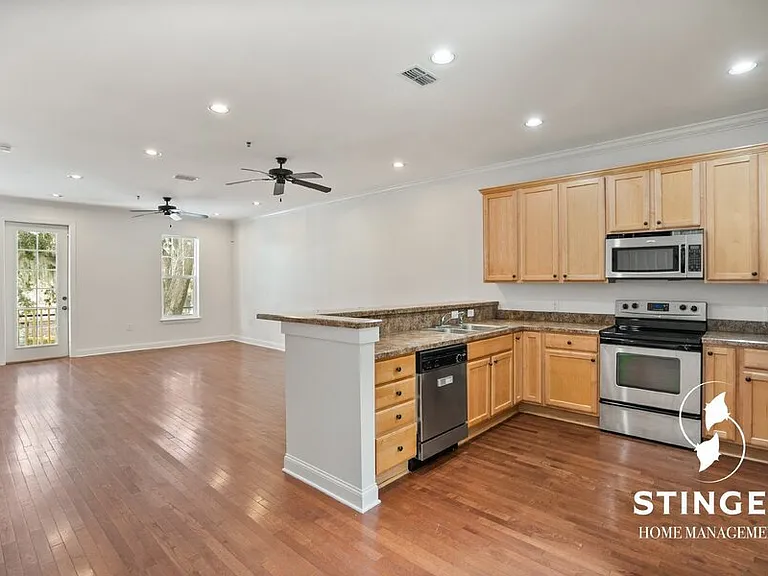 828B E Paris Ave — Photo 4