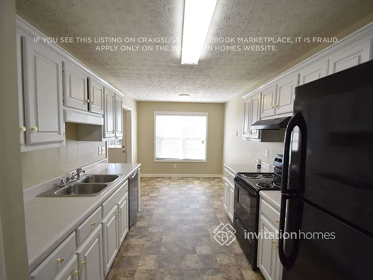 1112 Summer Chase Dr — Photo 3