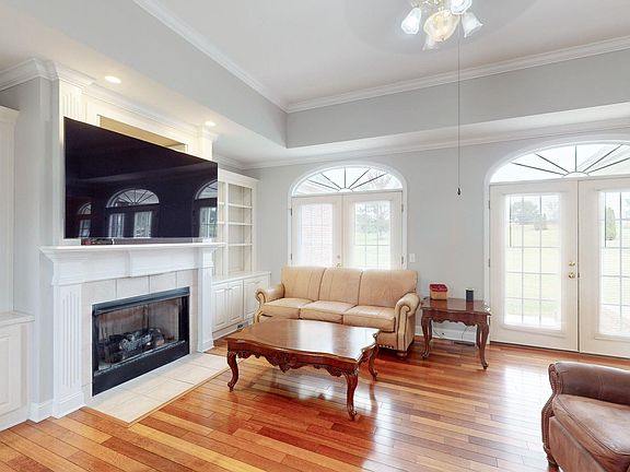 2nd image of 117 Fox Run Dr