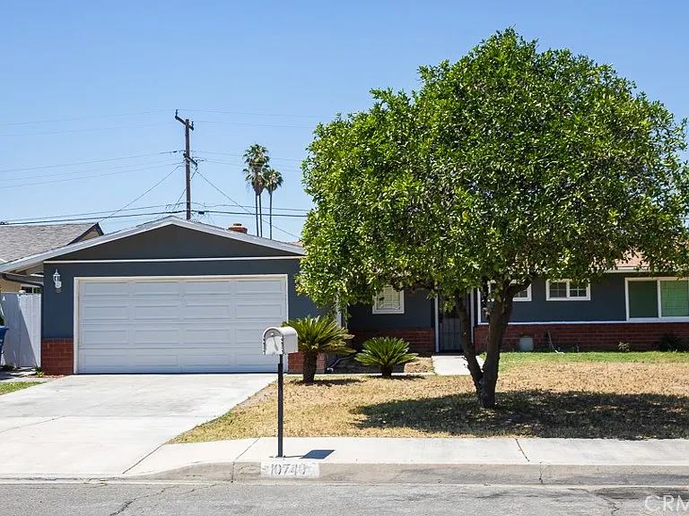 10740 Coloma St — Photo 2