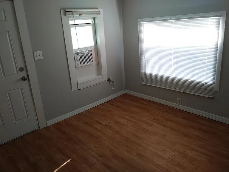 1004 Avenue E #1 — Photo 6