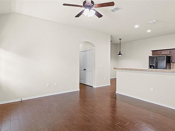 3rd image of 688 Creekside Cir