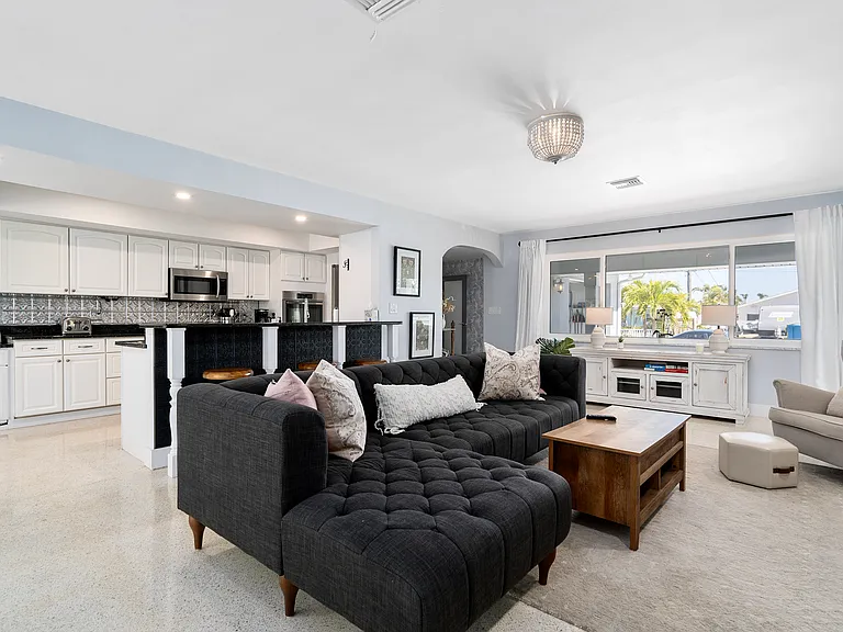 330 N Tessier Dr — Photo 14