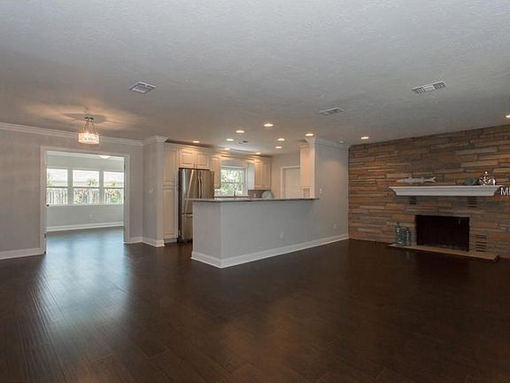 3rd image of 222 Park Cir N