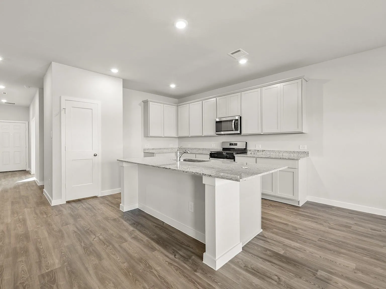4 bed, 2.5 bath, 2696 sqft, $2,295 — Photo 4
