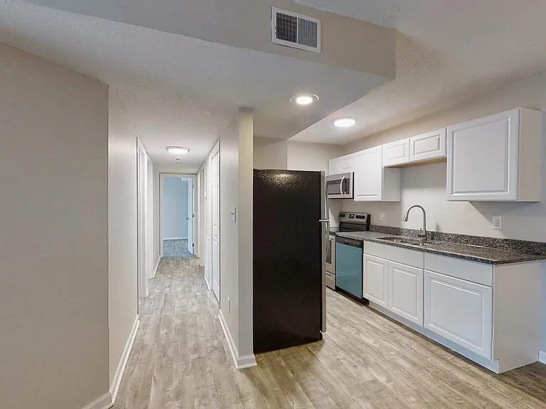 Newly Renovated 3 Bedrooms! — Photo 26