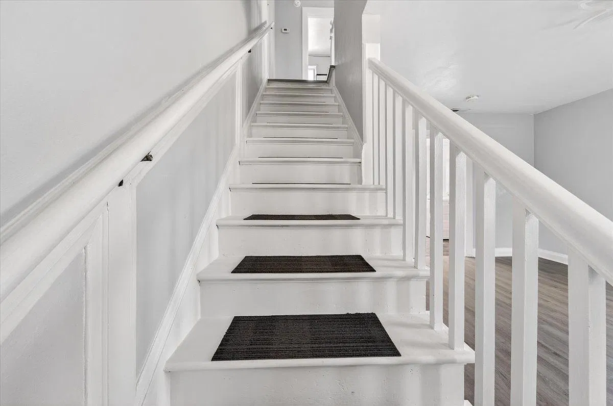 Recently renovated 2 bedroom townhouse for rent — Photo 1