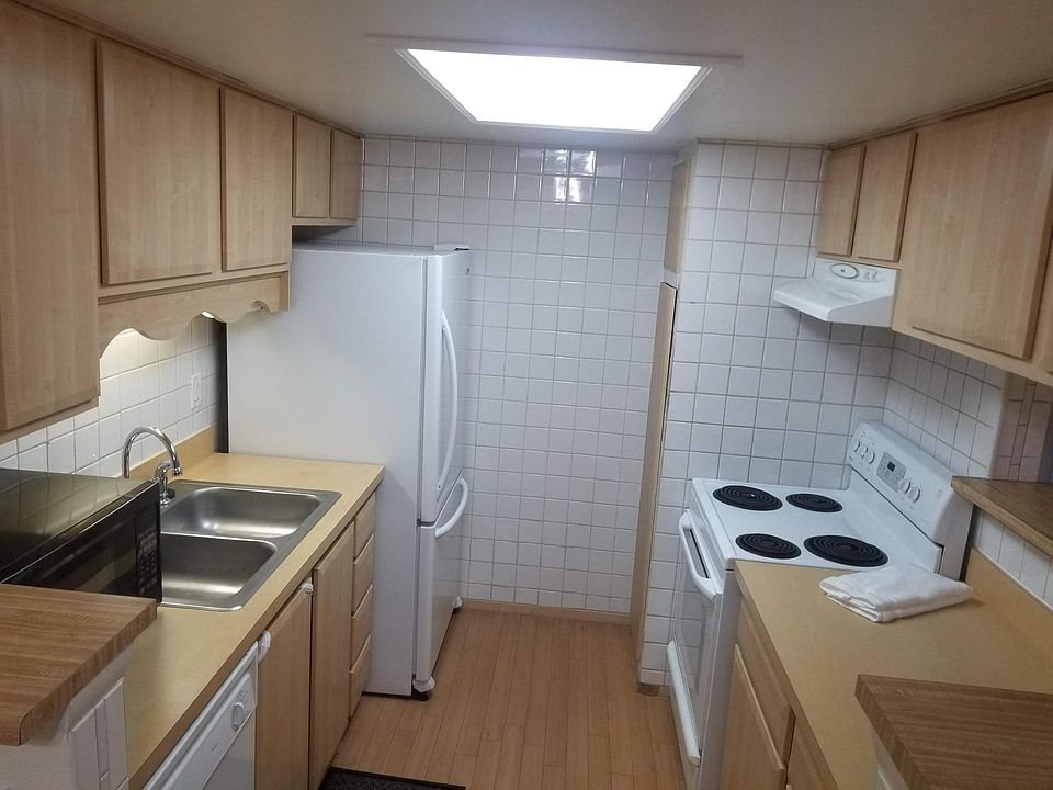 Kitchen - dishwasher, microwave, oven and stove, refrigerator with icemaker