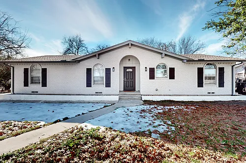 4620 E University Dr Photo 1