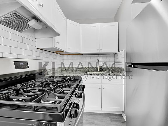 3rd image of 2346 Ackley Ave