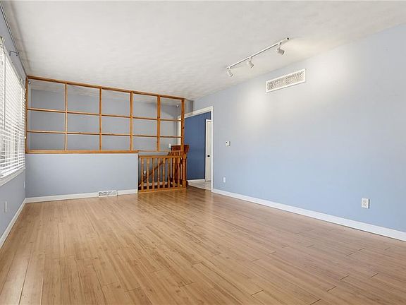 4th image of 1105 Lake Manor Dr