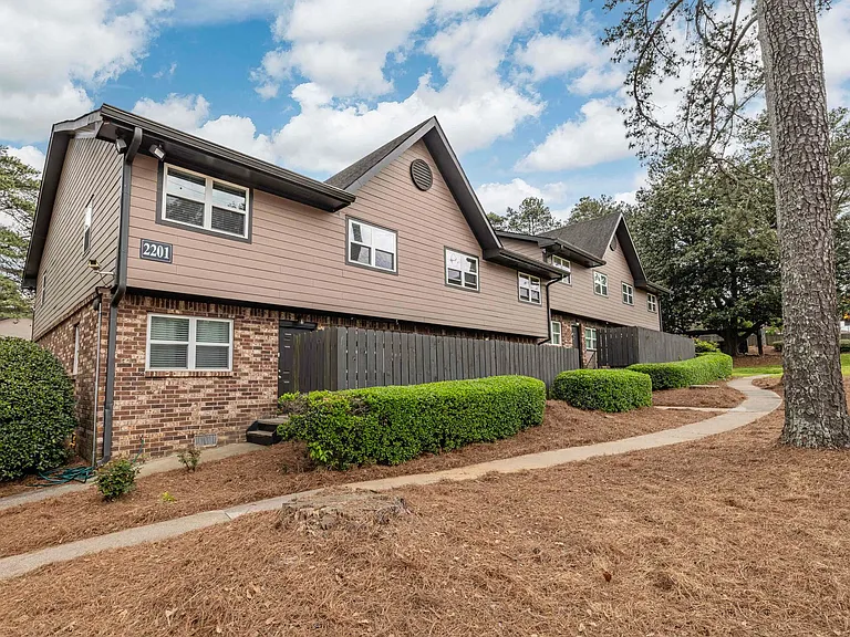 Hampton Hall | Comfort, Convenience, & Community All In One — Photo 22