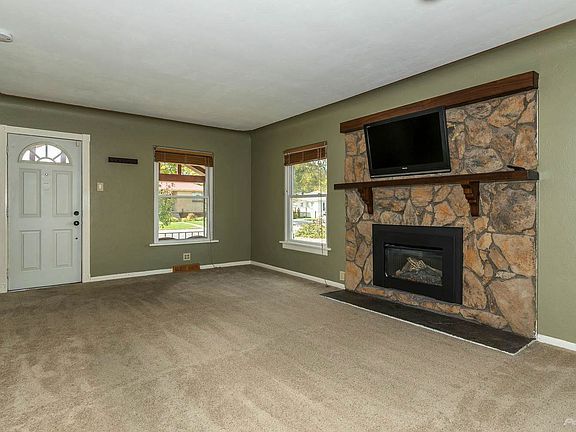 3912 South Logan Street-large-005-2-Living Room-1498x1000-72dpi