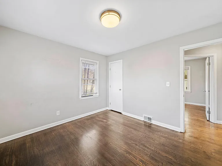 E 349th St — Photo 12