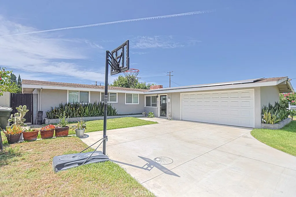 4 bed, 2.0 bath, 1481 sqft, $4,500 — Photo 2
