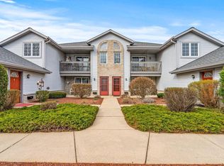 1061 Quinlan Dr UNIT G, Pewaukee, WI