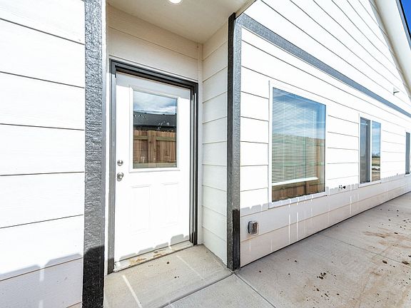 3rd image of 809 S Bay