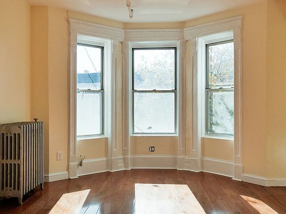 2nd image of 811 Lincoln Pl #2