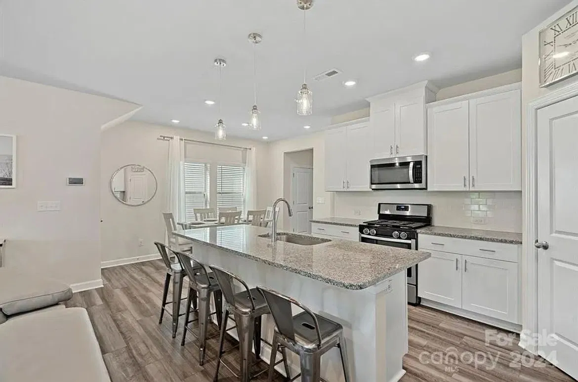 5 bed, 2515 sqft, $2,850 — Photo 4