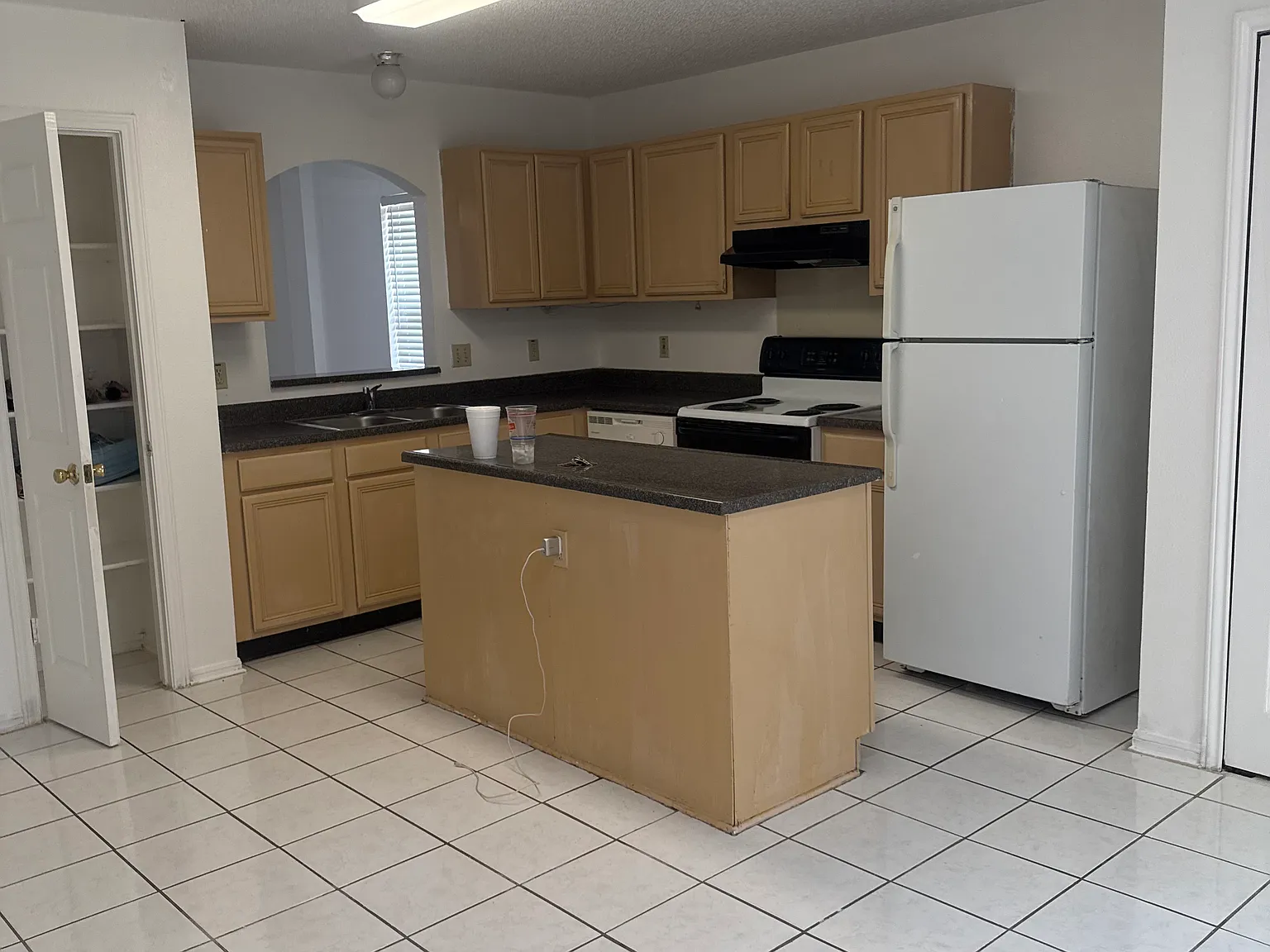 3 bed, 1702 sqft, $1,800 — Photo 2