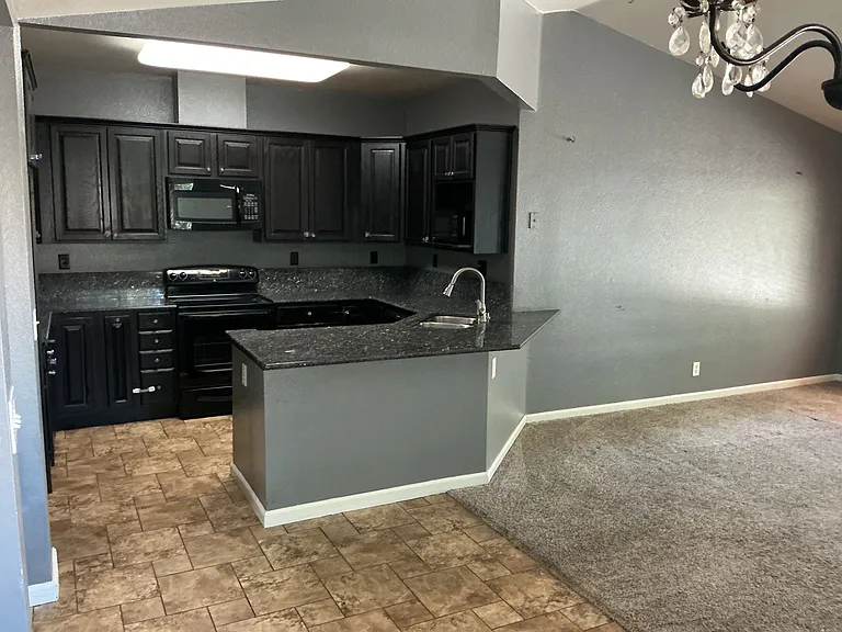 913 Woodland Dr — Photo 3