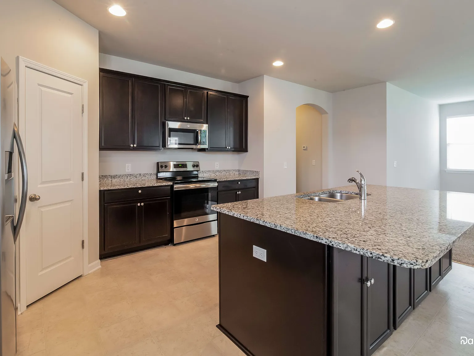 3 bed, 2.0 bath, 1623 sqft, $2,005 — Photo 3