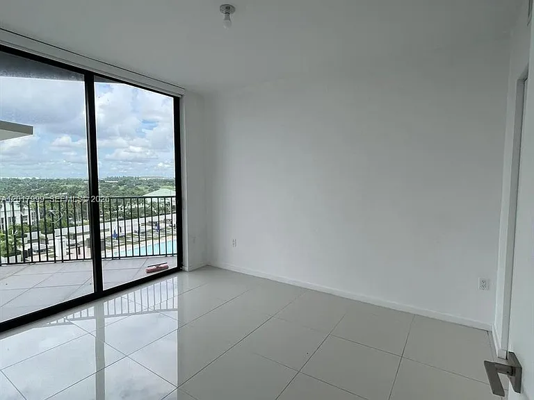 5300 Paseo Dr #604 — Photo 6