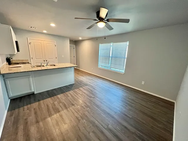 2 bed, 672 sqft, $1,000 — Photo 3