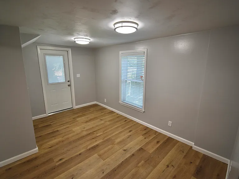437 W 6th Ave #B — Photo 5