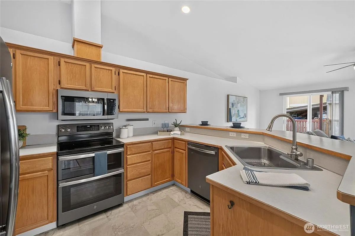 3 bed, 2.0 bath, 1556 sqft, $2,250 — Photo 3