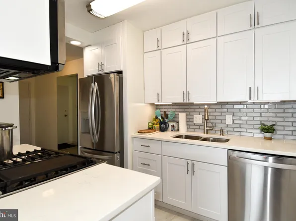 301 N Beauregard St APT 820, Alexandria, VA 22312