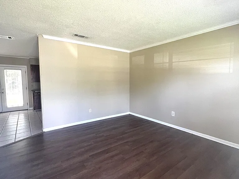 104 Michael Ct — Photo 3