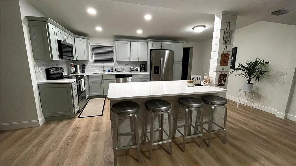 4 bed, 2.0 bath, 1432 sqft, $3,250 — Photo 3