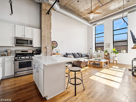 2nd image of 758 N Larrabee St APT 307