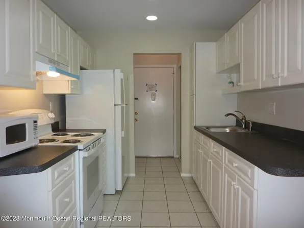 55 Amberly Drive #E, Manalapan, NJ 07726