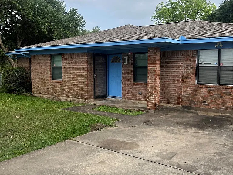 402 Thompson Dr — Photo 1