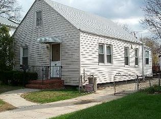 30 Tuxedo Ave, New Hyde Park, NY 11040