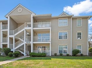 27 Lindsey Ct, Franklin Park, NJ
