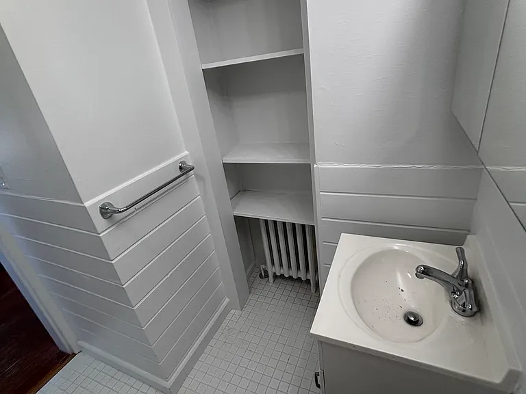 BthRm sink & shelves