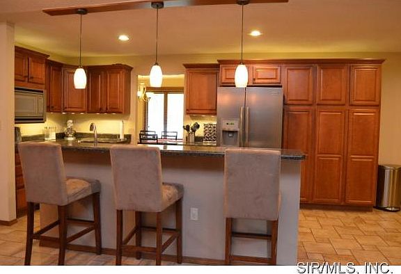 5th image of 525 Crestwood Dr