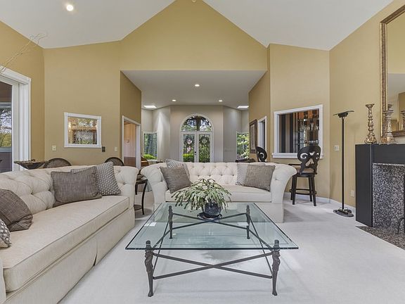 6th image of 1333 Lake Dr