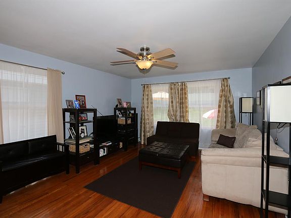 3rd image of 18 Hamlin Dr