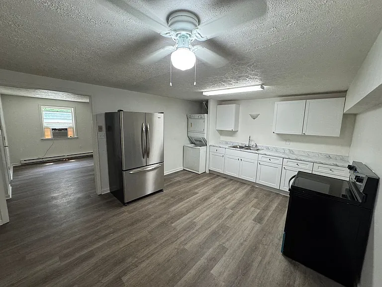 124 Adams Dr — Photo 1