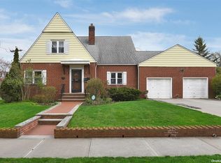 3205 160th St, Flushing, NY 11358