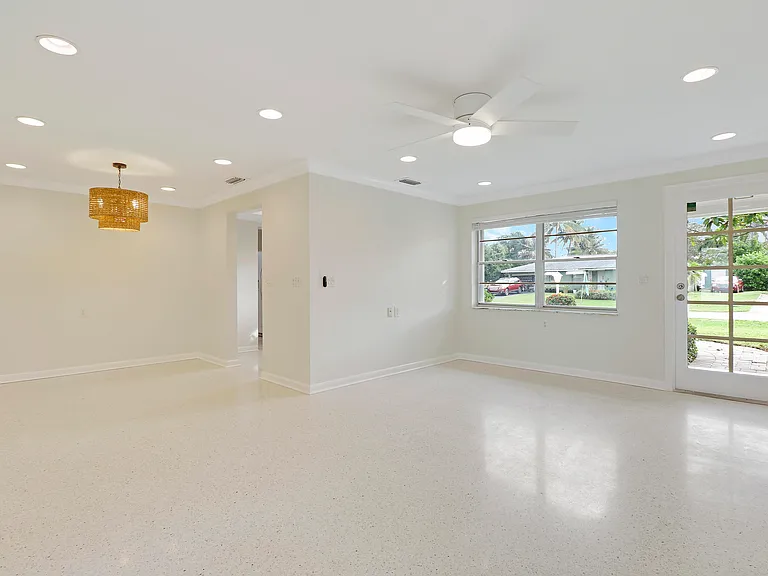 1600 Venus Ave — Photo 4
